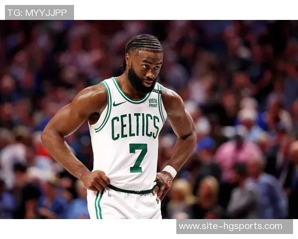 杰伦布朗半场表现惊艳10投8中三分命中率高达80砍下22分引领球队奋勇争先