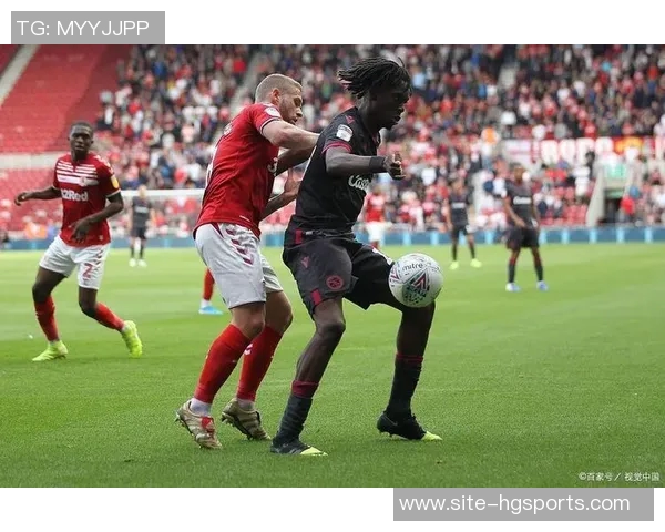 阿森纳球迷与桑德兰球迷发生冲突安保人员介入制止事态升级 阿森纳球迷与桑德兰球迷发生冲突安保人员介入制止事态升级