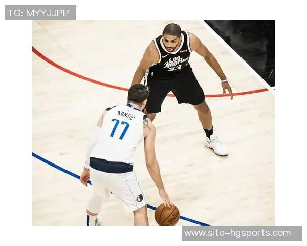 小乔丹传授防守秘诀奎因全力以赴争抢每个篮板的决心 小乔丹传授防守秘诀奎因全力以赴争抢每个篮板的决心